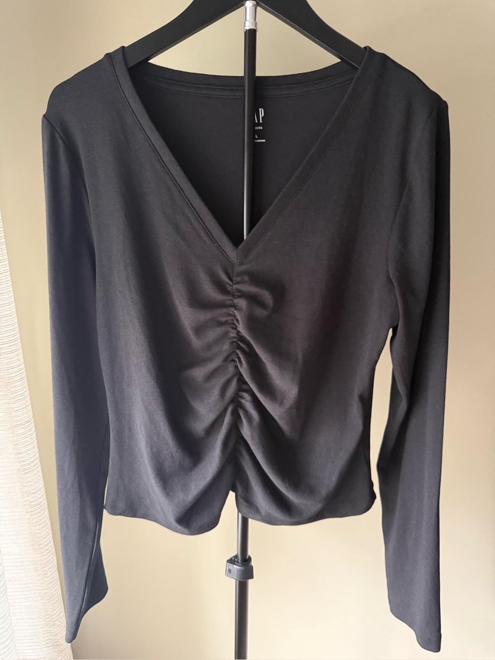 NWOT GAP Black Ruched V-Neck Long Sleeve Tee ( Sz L 18.5" P2P)